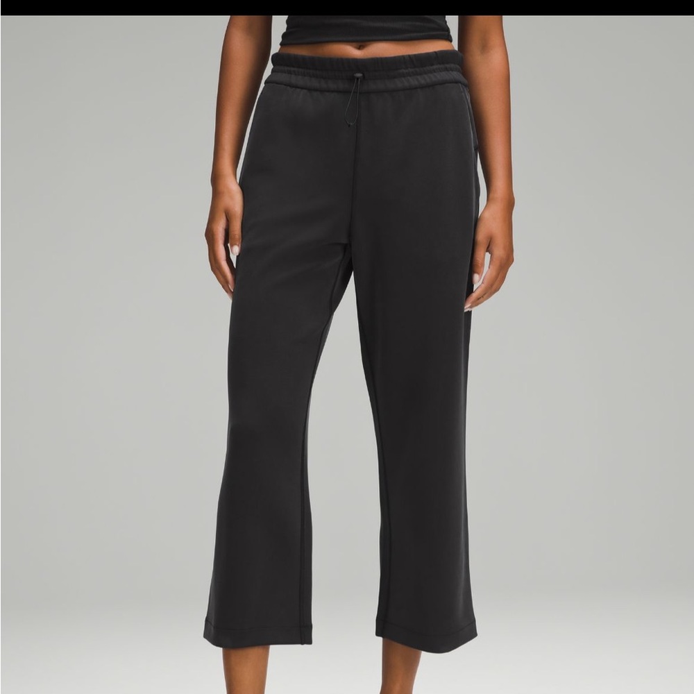 Lululemon brand new Softstreme High-Rise straight-leg cropped pant